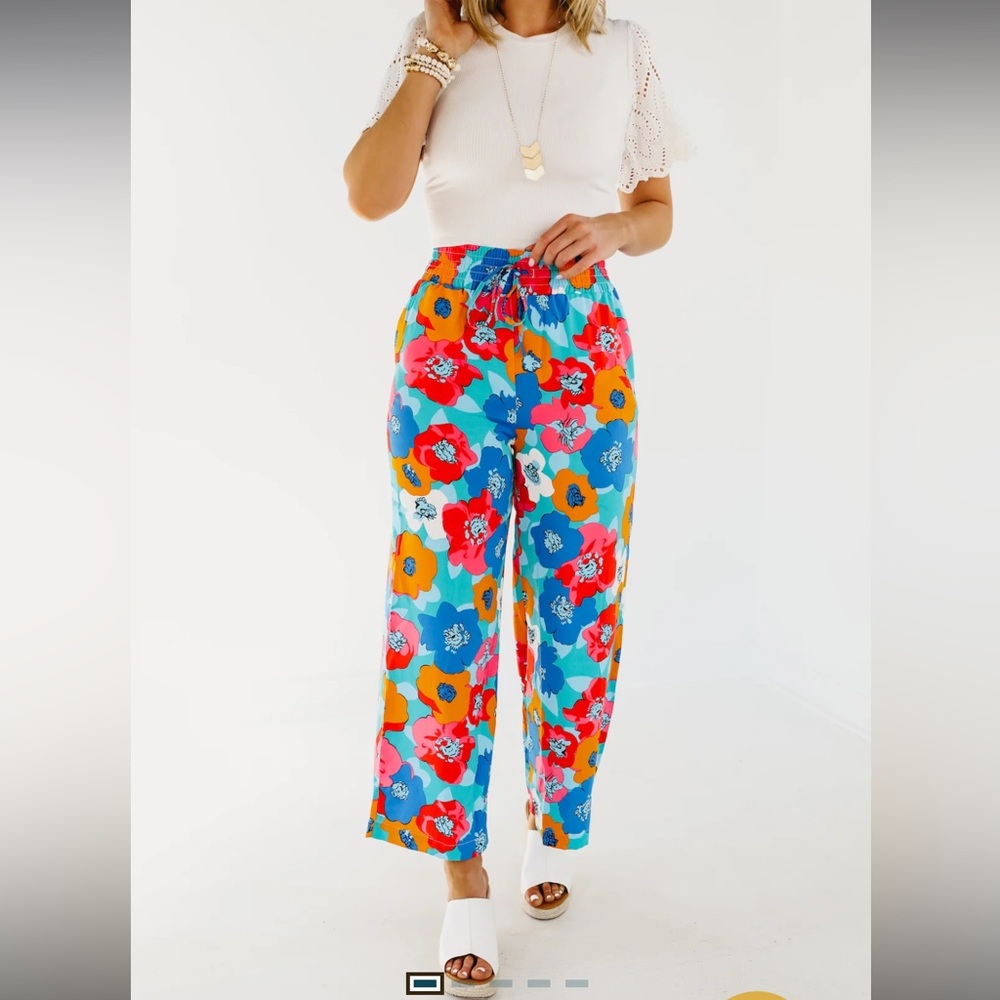 NWOT Modboutique Floral Cropped Pants